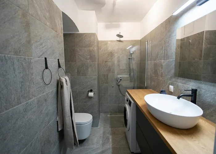 Stilvolle Mit Ruhig Gelegenem Balkon